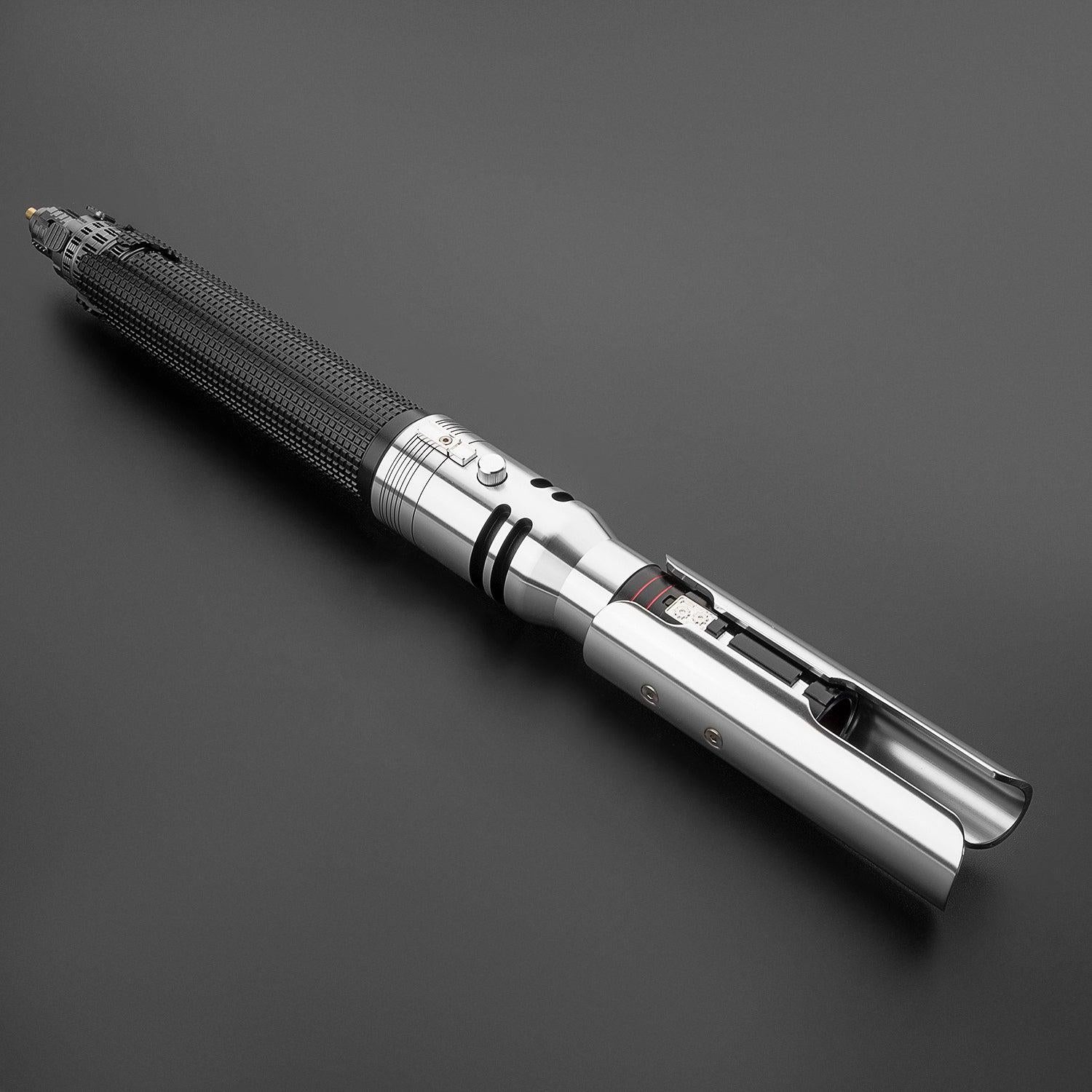 Fallen Lichtschwert in Silber und Schwarz – detaillierter Griff aus Metall und Gummi