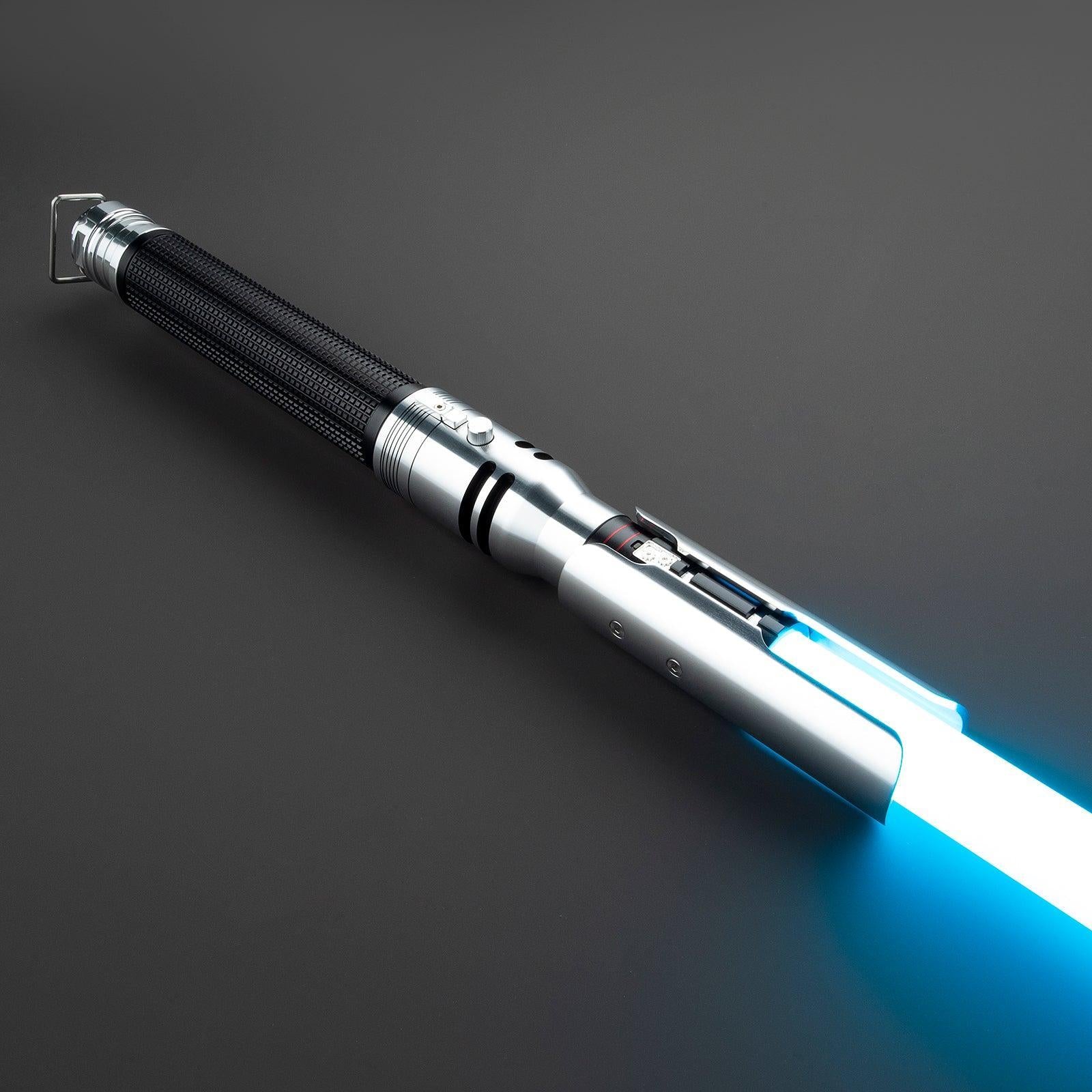 Survivor Lichtschwert mit silbernem Hilt und schwarzem Griff, blauer Klinge, duellfähig