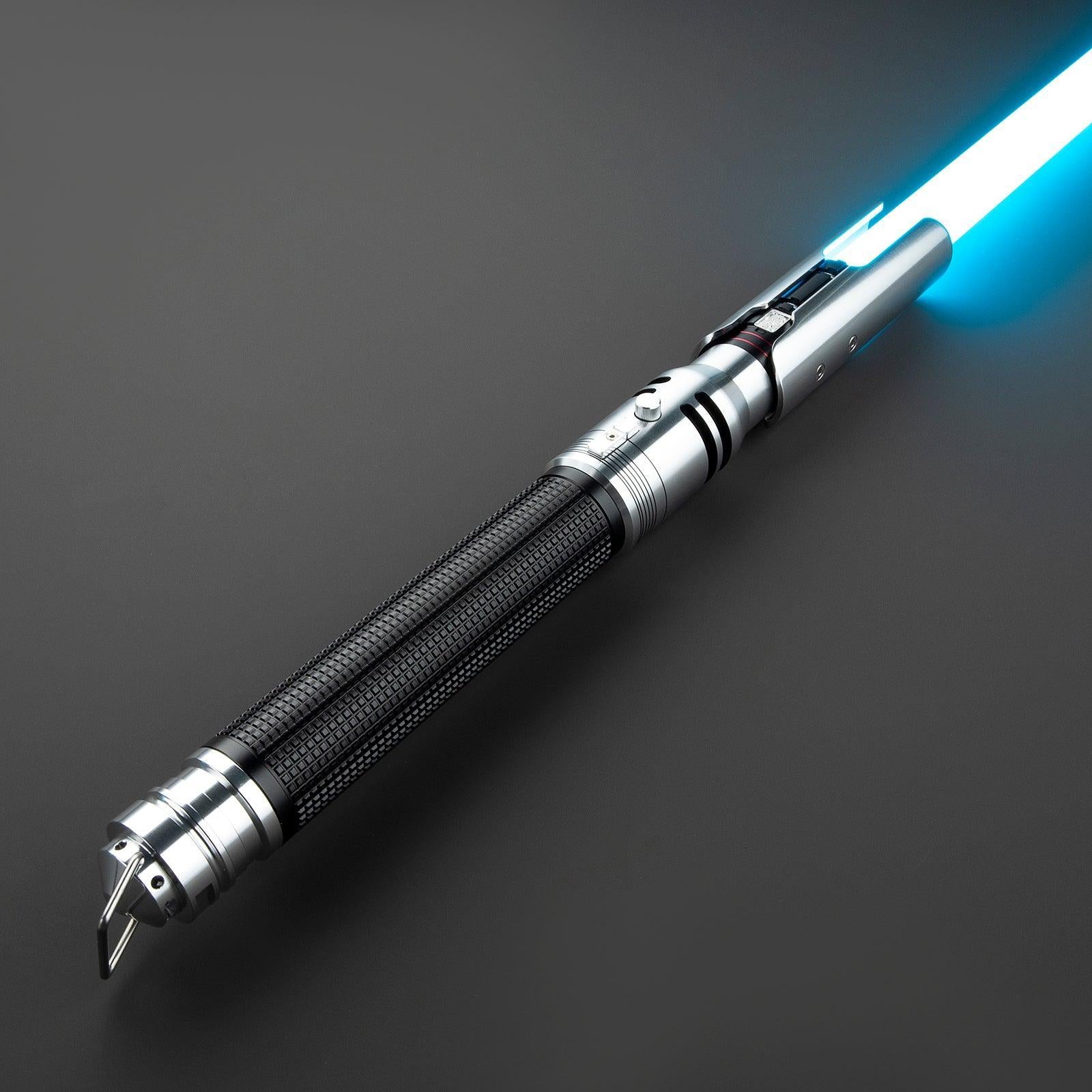 Survivor Lichtschwert mit silbernem Hilt und schwarzem Griff, leuchtende blaue Klinge