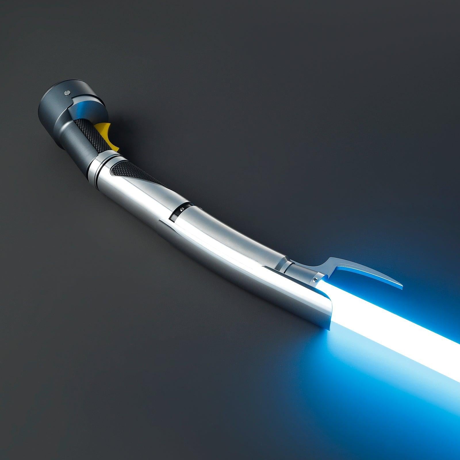 The Count Lichtschwert mit silbernem Griff und leuchtend blauer Klinge, duellfähiges Premium-Modell