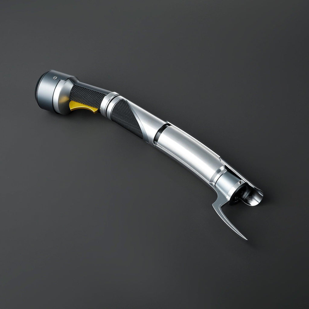 The Count Lichtschwert – silbernes, gebogenes Premium-Hilt mit schwarzem Griff und gelbem Akzent