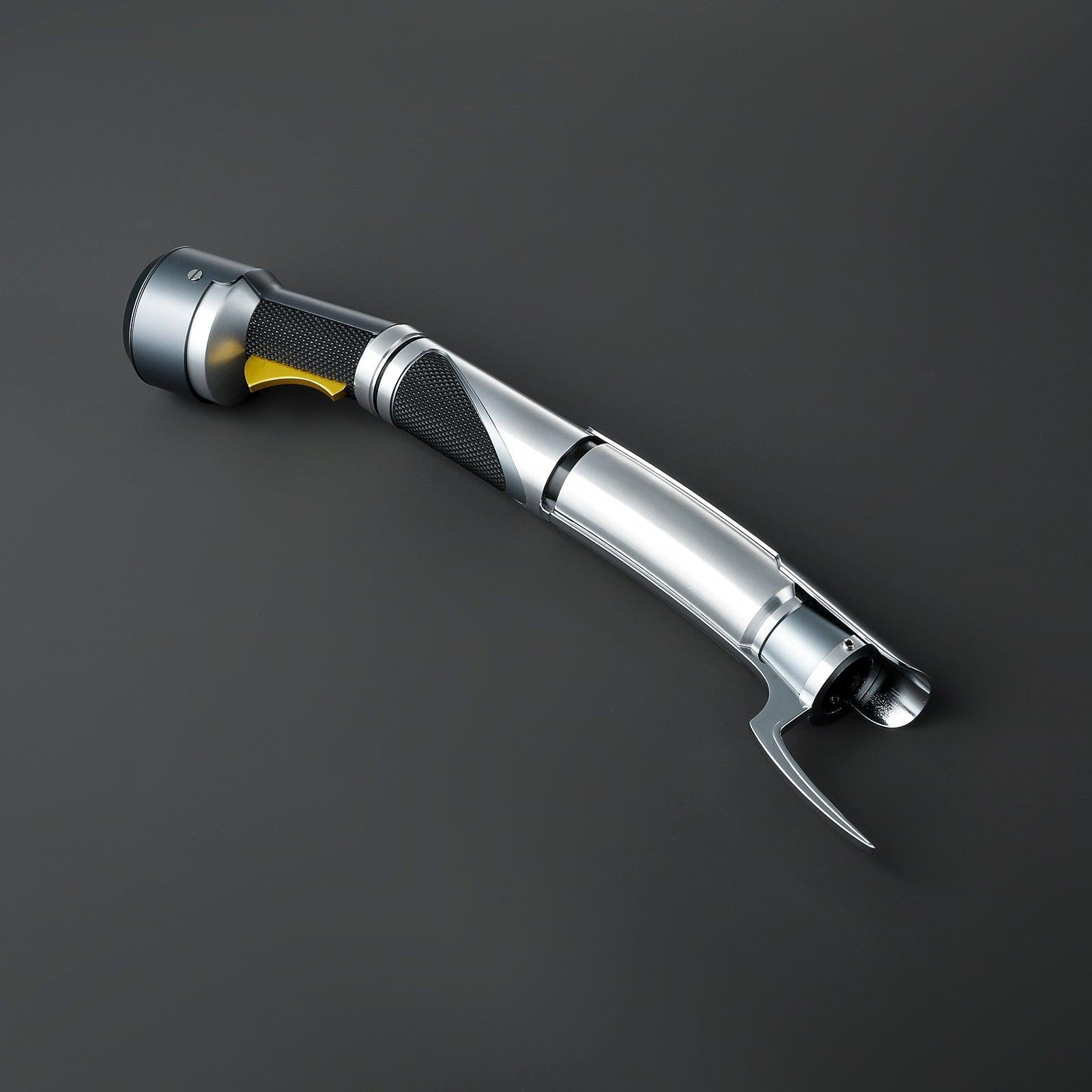 The Count Lichtschwert – silbernes, gebogenes Premium-Hilt mit schwarzem Griff und gelbem Akzent