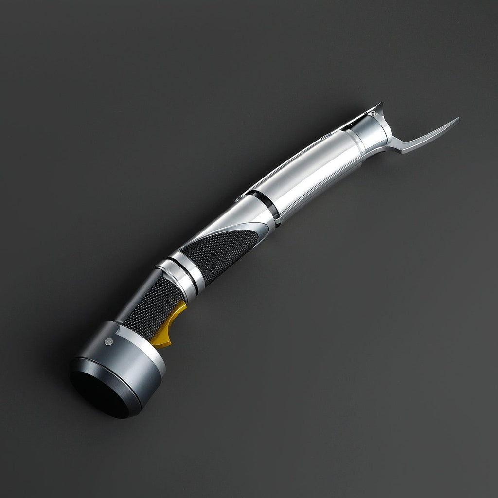 The Count Lichtschwert – silbernes, gebogenes Premium-Hilt mit schwarzem Griff und gelbem Akzent