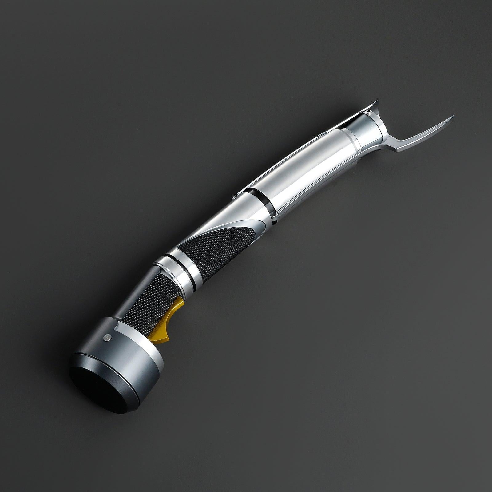 The Count Lichtschwert – silbernes, gebogenes Premium-Hilt mit schwarzem Griff und gelbem Akzent