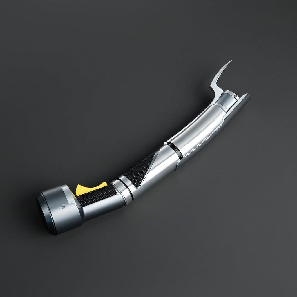 Das Count Lichtschwert in Silber – gebogenes Premium-Hilt mit schwarzem Griff und gelbem Knopf