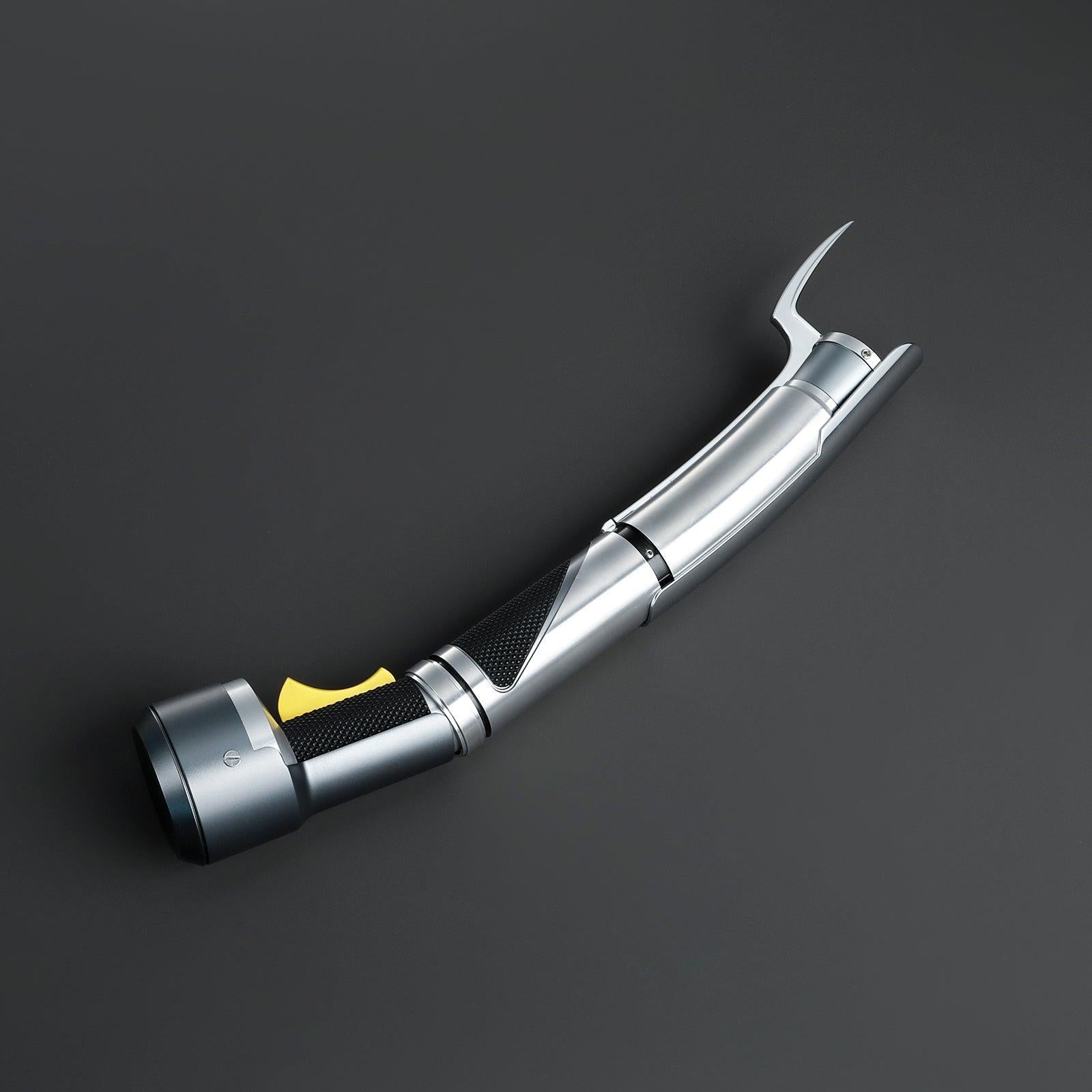 Das Count Lichtschwert in Silber – gebogenes Premium-Hilt mit schwarzem Griff und gelbem Knopf