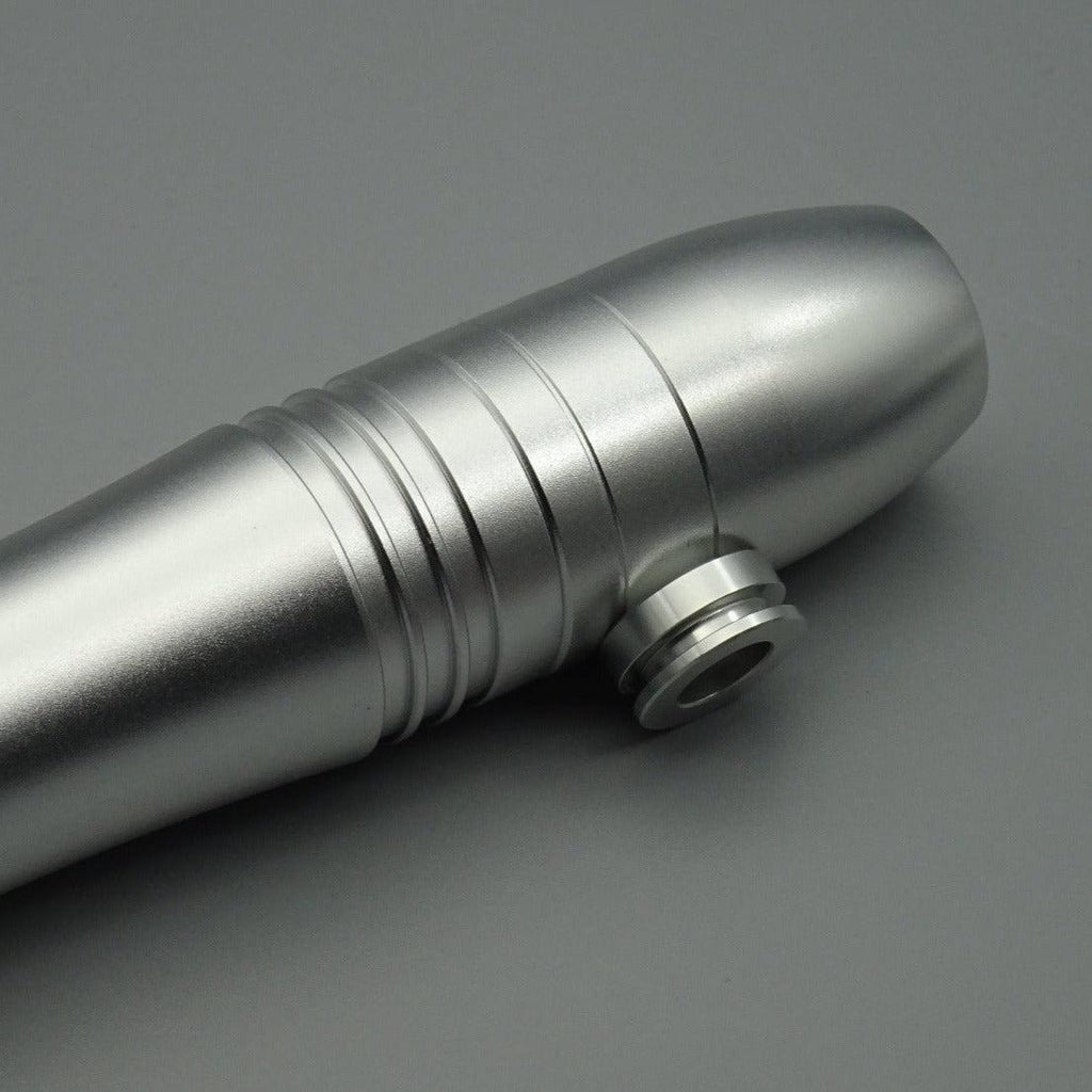 Silberne Covertec-Erweiterung aus Metall – Detailansicht für Lichtschwert-Gürtelbefestigung