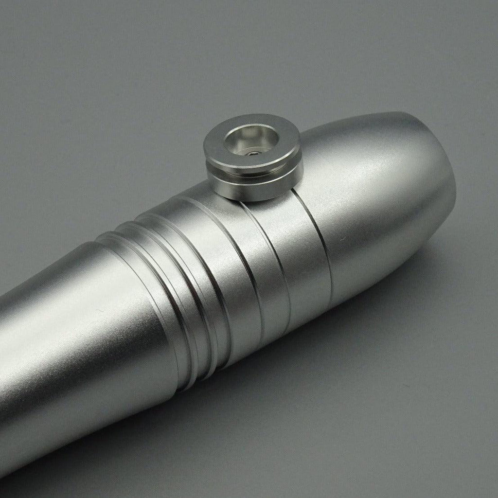 Detail der silbernen Covertec-Erweiterung am Griff eines Lichtschwerts – praktisches Zubehör