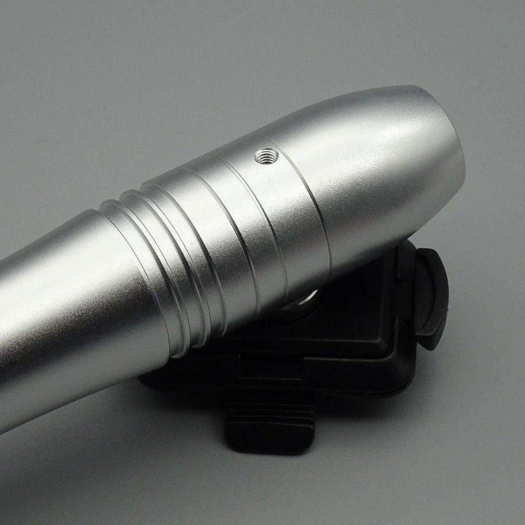 Silberne Covertec-Erweiterung am Lichtschwertgriff – praktisches Zubehör für Gürtelbefestigung
