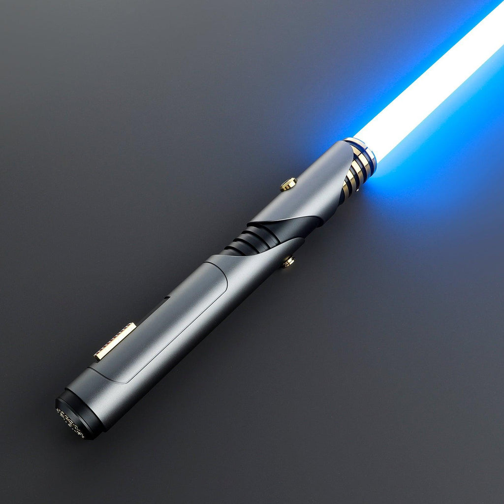 The Sage Lichtschwert in Grau und Gold – elegantes Premium-Modell mit blauer Klinge