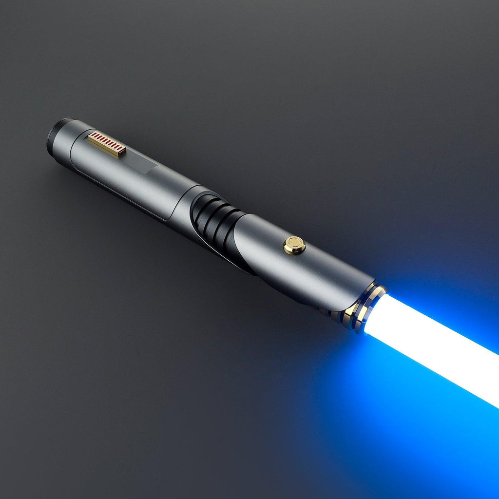 The Sage Lichtschwert in Grau und Gold – Premium-Design mit leuchtend blauer Klinge