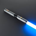 The Sage Lichtschwert in Grau und Gold – Premium-Design mit leuchtend blauer Klinge