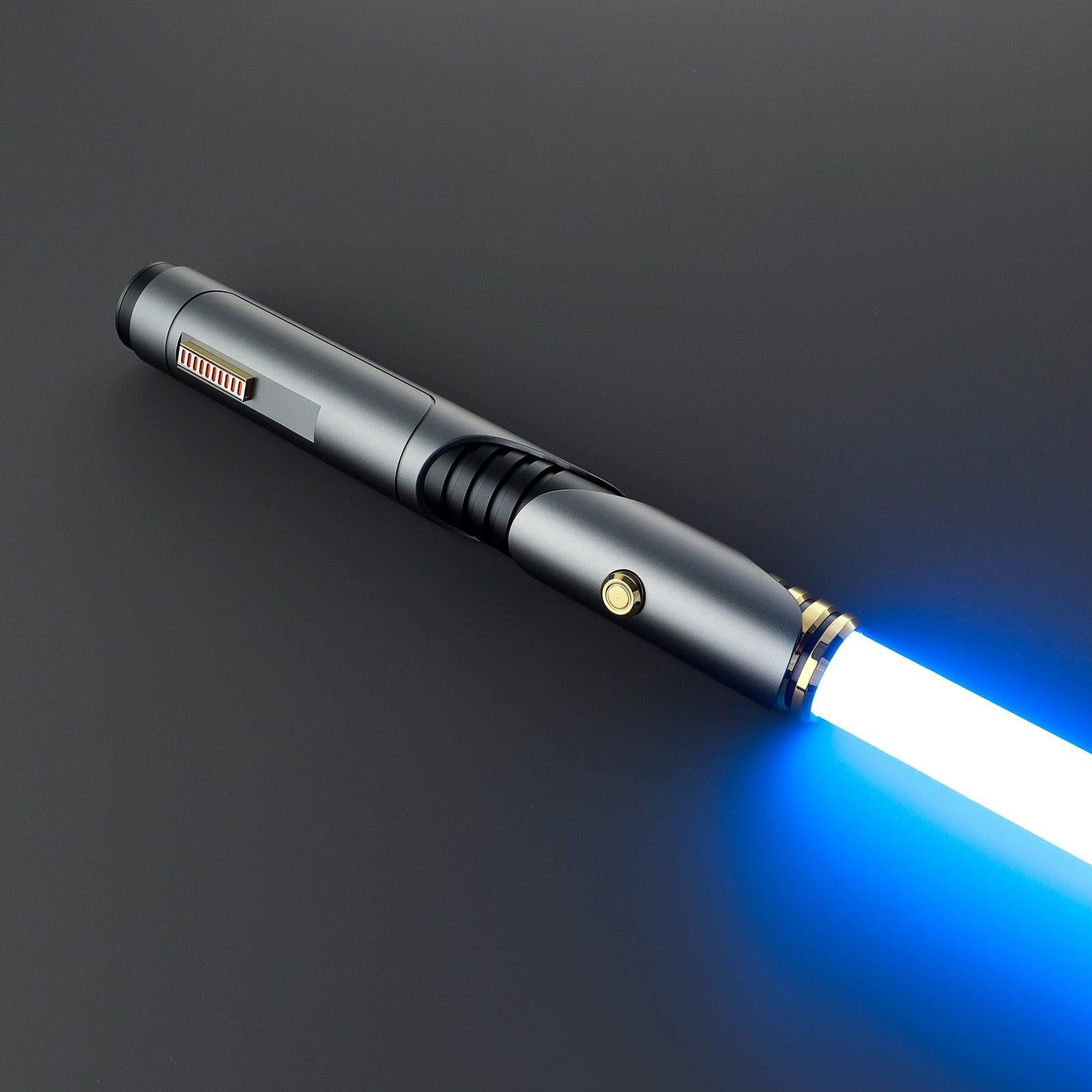 The Sage Lichtschwert in Grau – elegantes Premium-Modell mit blauer Klinge