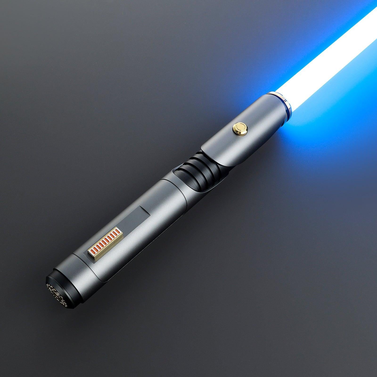 The Sage Lichtschwert in Grau mit blauer Klinge – Premium-Design und goldener Knopf