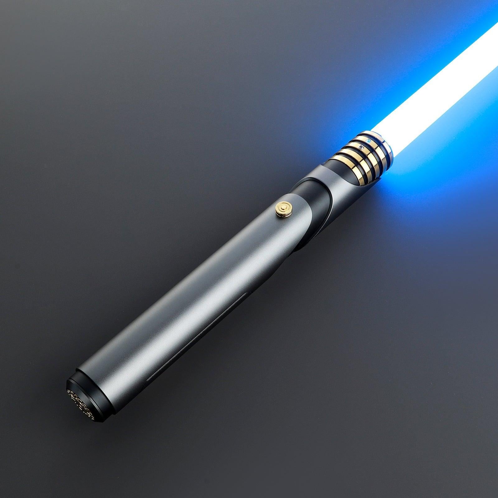 The Sage Lichtschwert in Grau und Gold – Premium-Hilt mit blauer Klinge