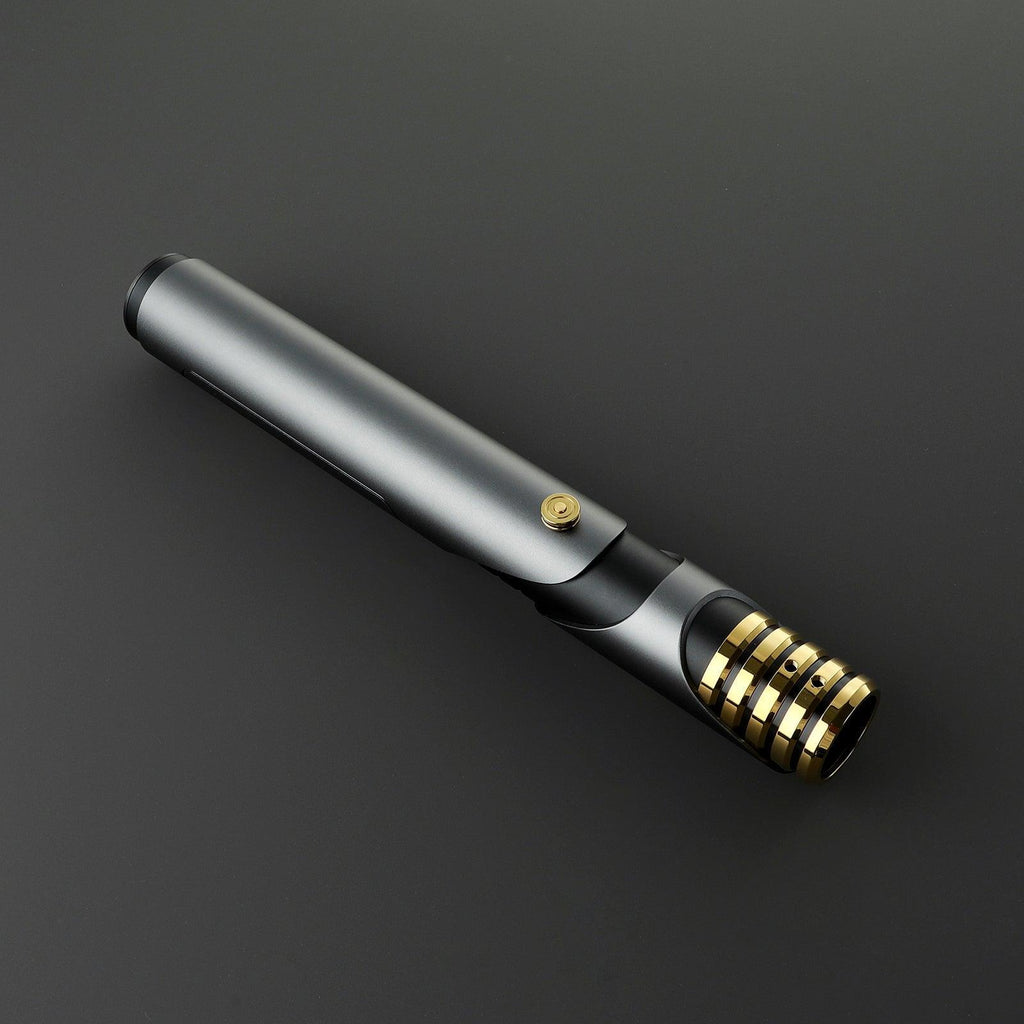 The Sage Lichtschwert in Grau und Gold – Premium-Hilt mit geriffeltem Emitter