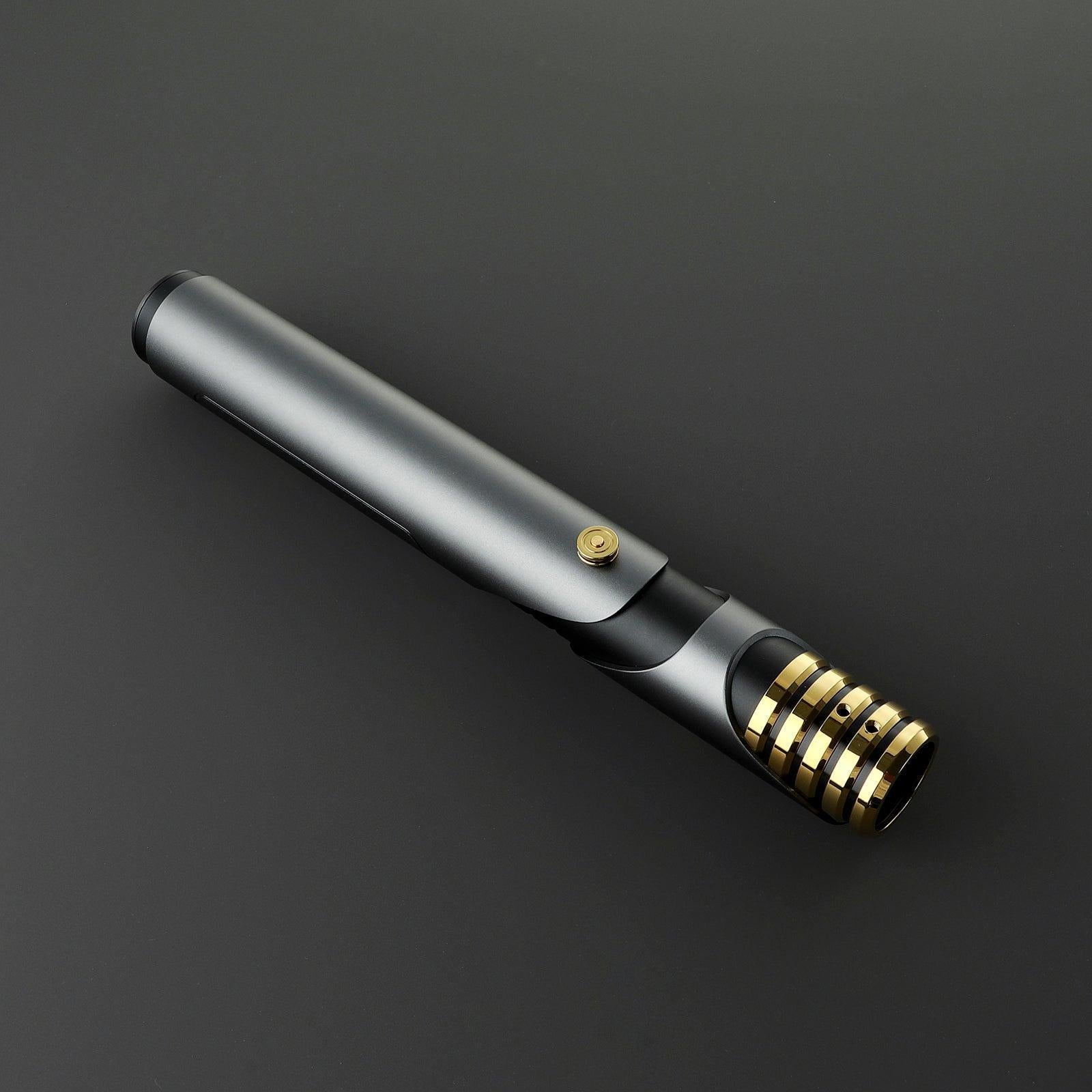The Sage Lichtschwert in Grau und Gold – Premium-Hilt mit geriffeltem Emitter