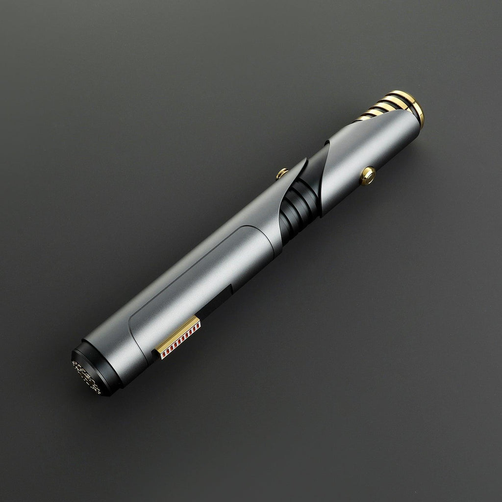 The Sage Lichtschwert – graues Aluminium-Hilt mit goldenen Akzenten und 1 Zoll Klinge