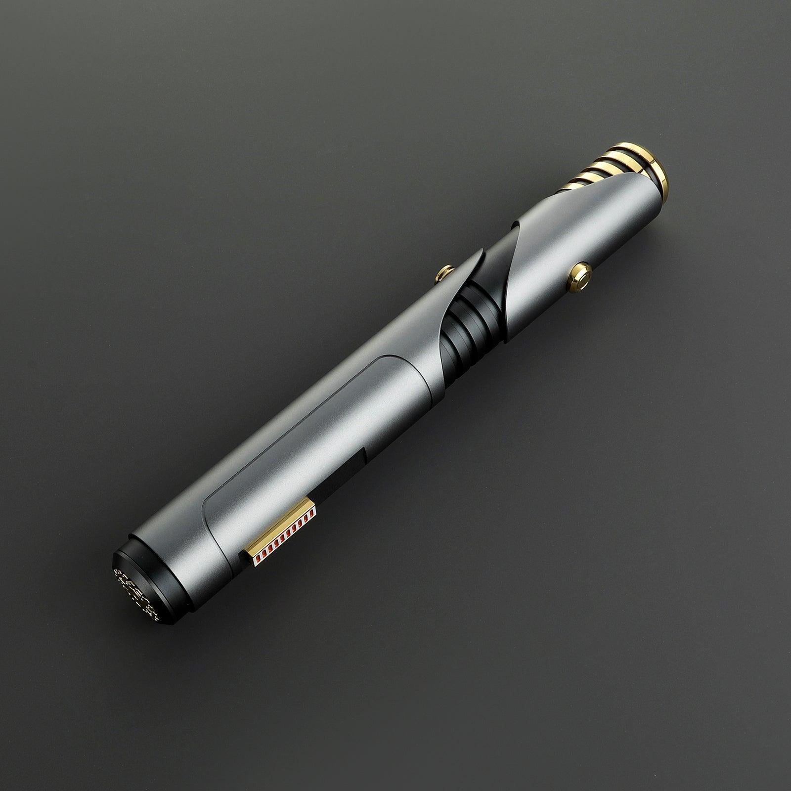 The Sage Lichtschwert – graues Aluminium-Hilt mit goldenen Akzenten und 1 Zoll Klinge