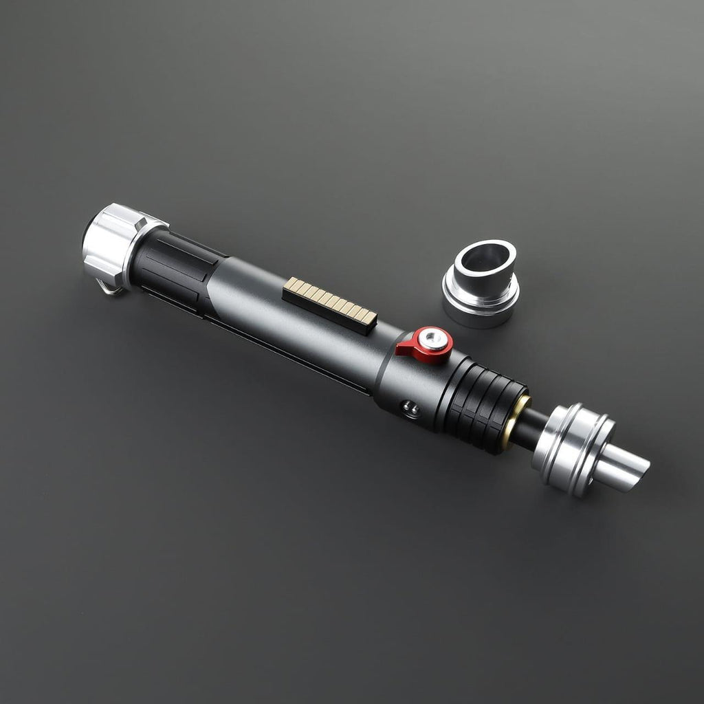 Wayfinder Lichtschwert in Schwarz-Silber – detaillierter Griff mit rotem Knopf und goldener Akzentleiste