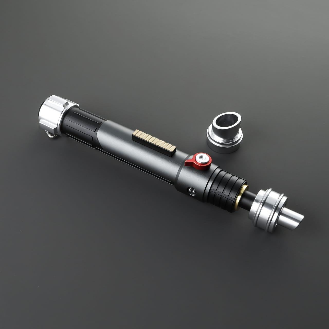 Wayfinder Lichtschwert in Schwarz-Silber – detaillierter Griff mit rotem Knopf und goldener Akzentleiste