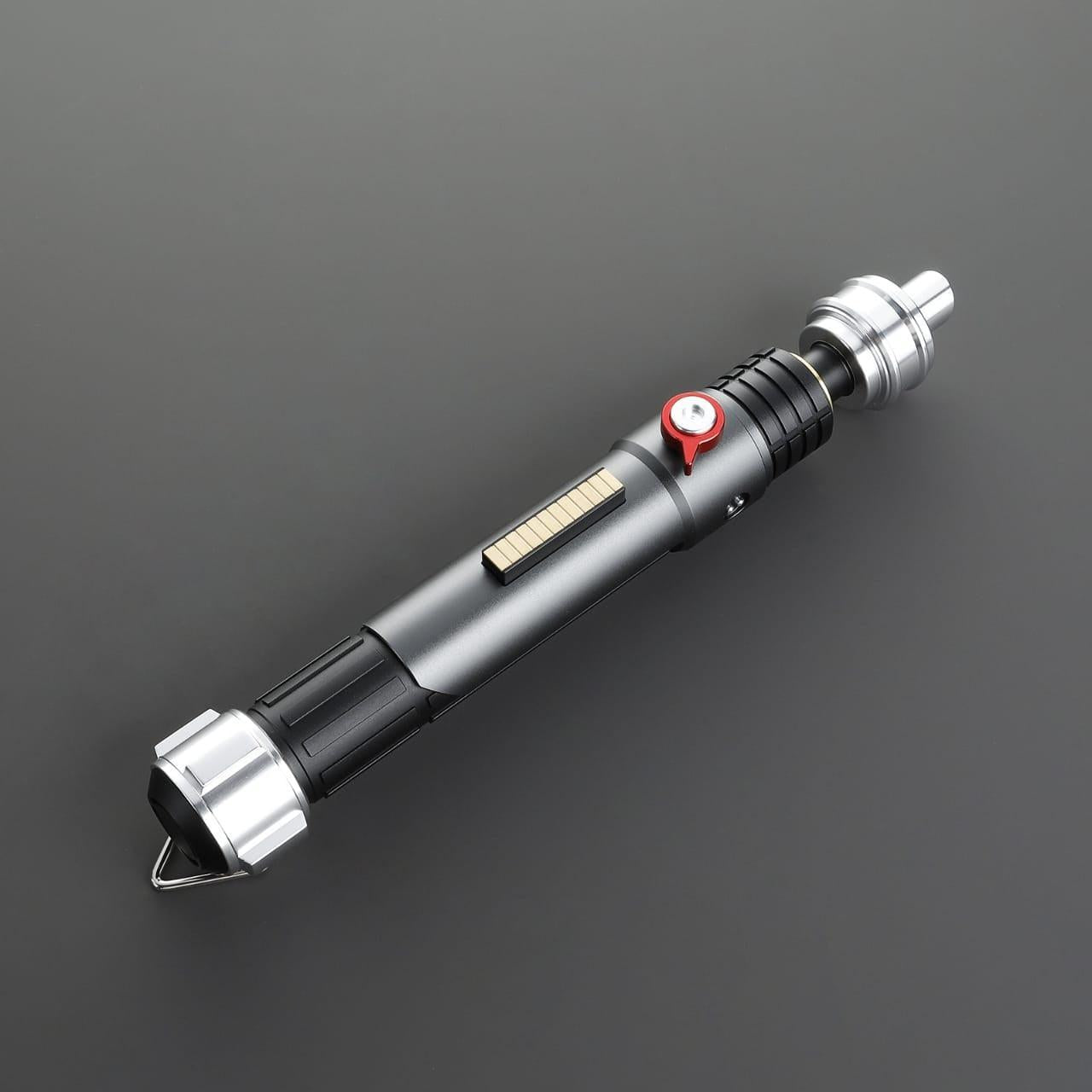 Wayfinder Lichtschwert in Grau – elegantes Design mit rotem Knopf und silbernen Akzenten