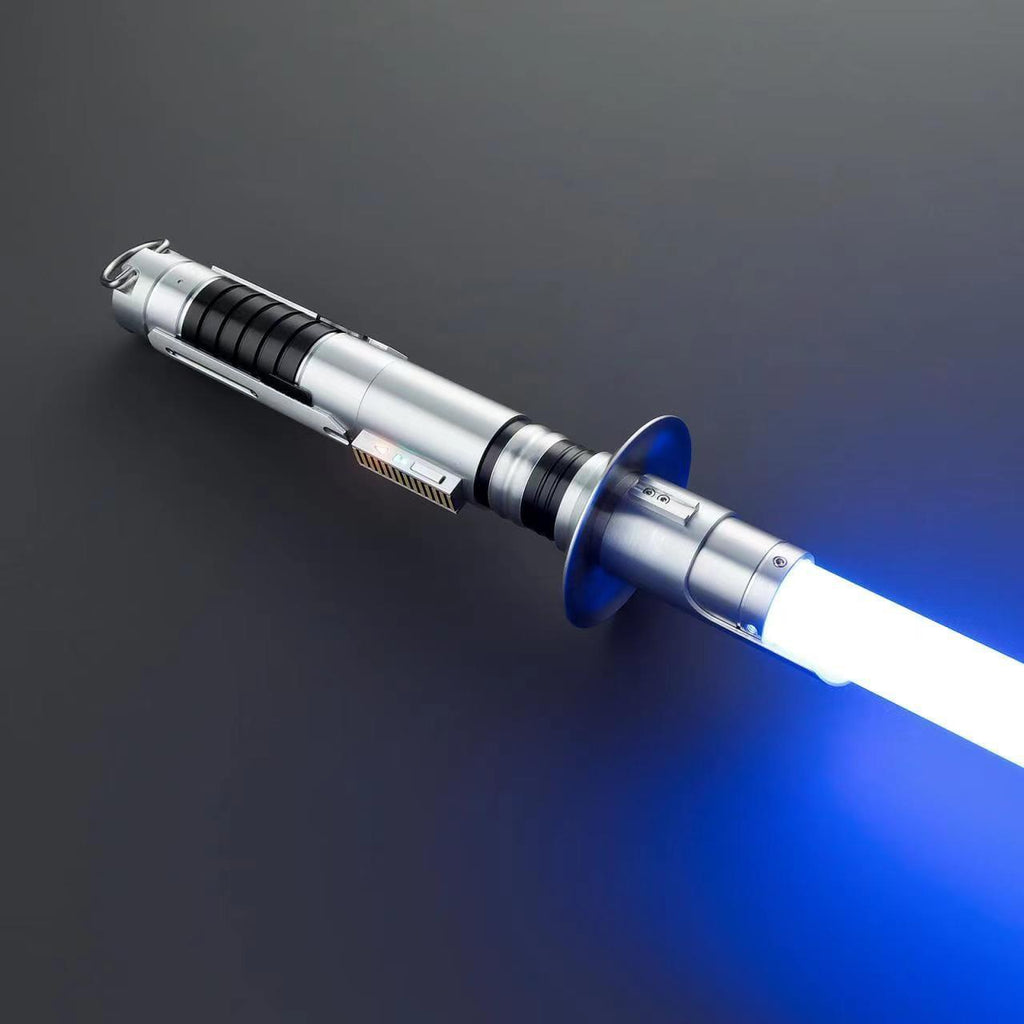 Reforged Lichtschwert in Silber – gebürsteter Aluminiumgriff mit markantem Guard-Emitter und blauer Klinge
