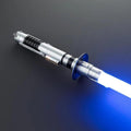 Reforged Lichtschwert in Silber – gebürsteter Aluminiumgriff mit markantem Guard-Emitter und blauer Klinge
