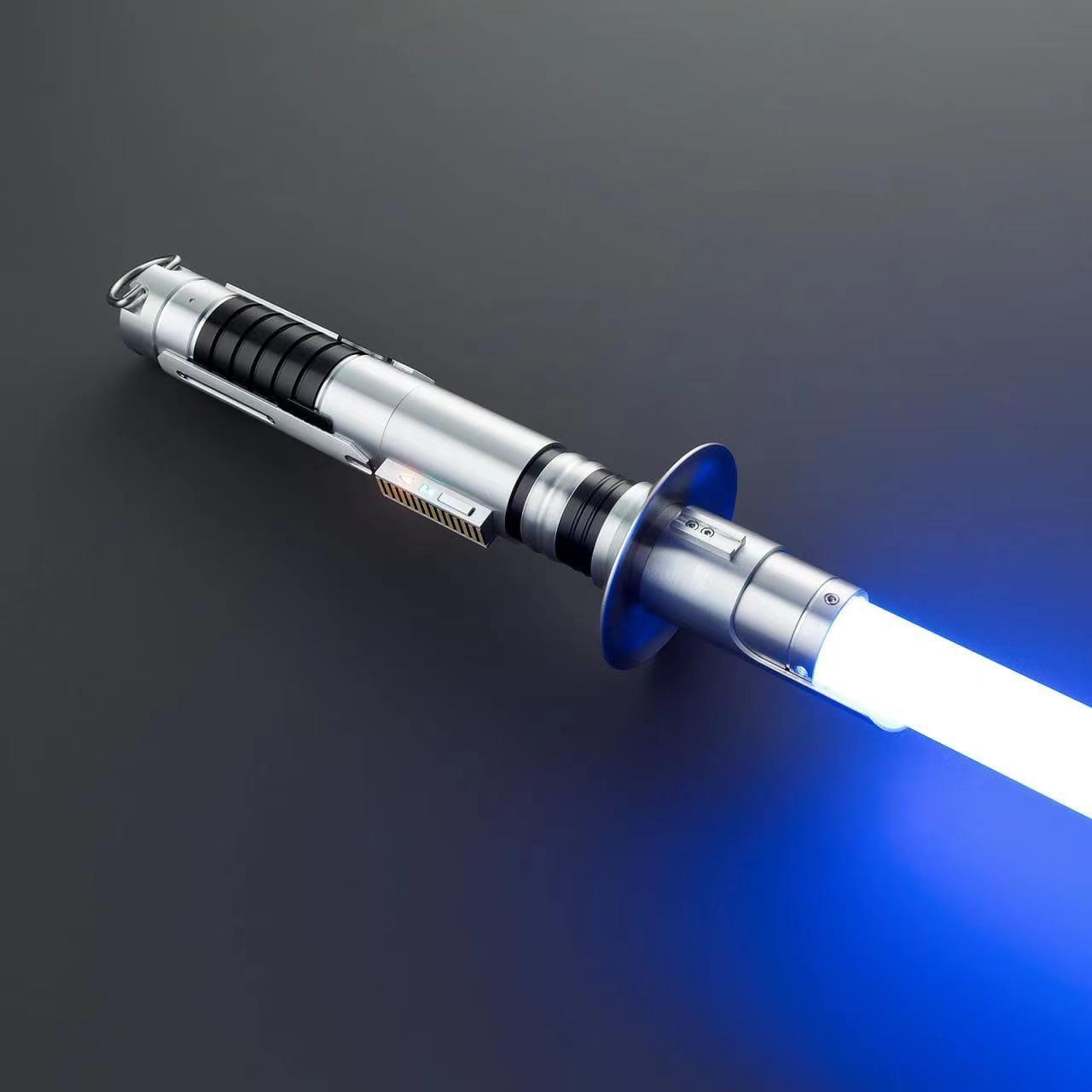 Reforged Lichtschwert in Silber – gebürsteter Aluminiumgriff mit markantem Guard-Emitter und blauer Klinge