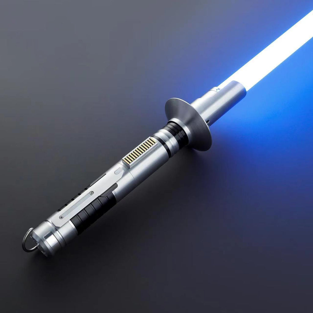 Reforged Lichtschwert in Silber – gebürsteter Aluminiumgriff mit rundem Guard-Emitter und blauer Klinge