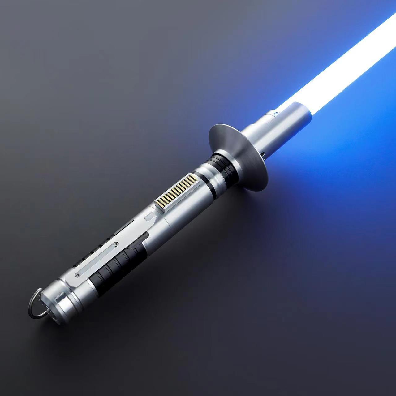 Reforged Lichtschwert in Silber – gebürsteter Aluminiumgriff mit rundem Guard-Emitter und blauer Klinge