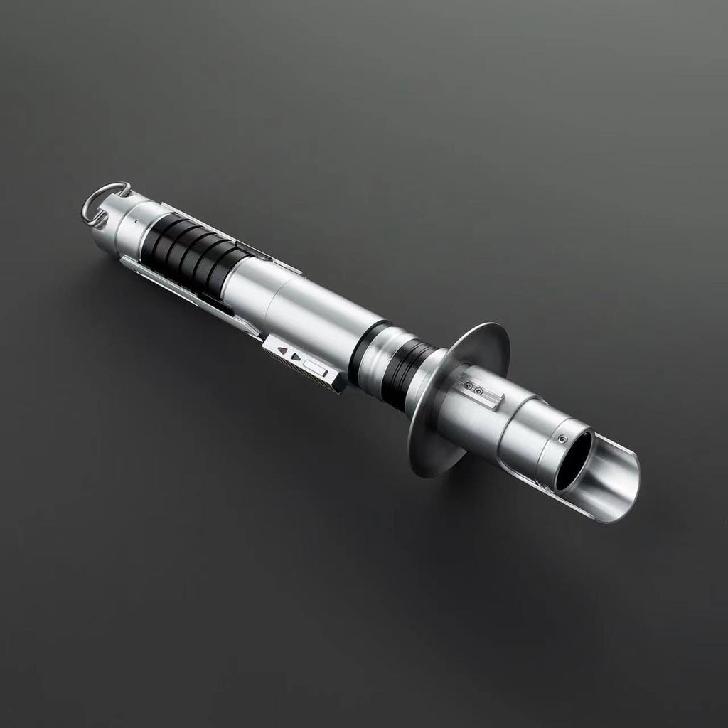 Reforged Lichtschwert in gebürstetem Aluminium mit dunklen Griffsegmenten und markantem Guard-Emitter