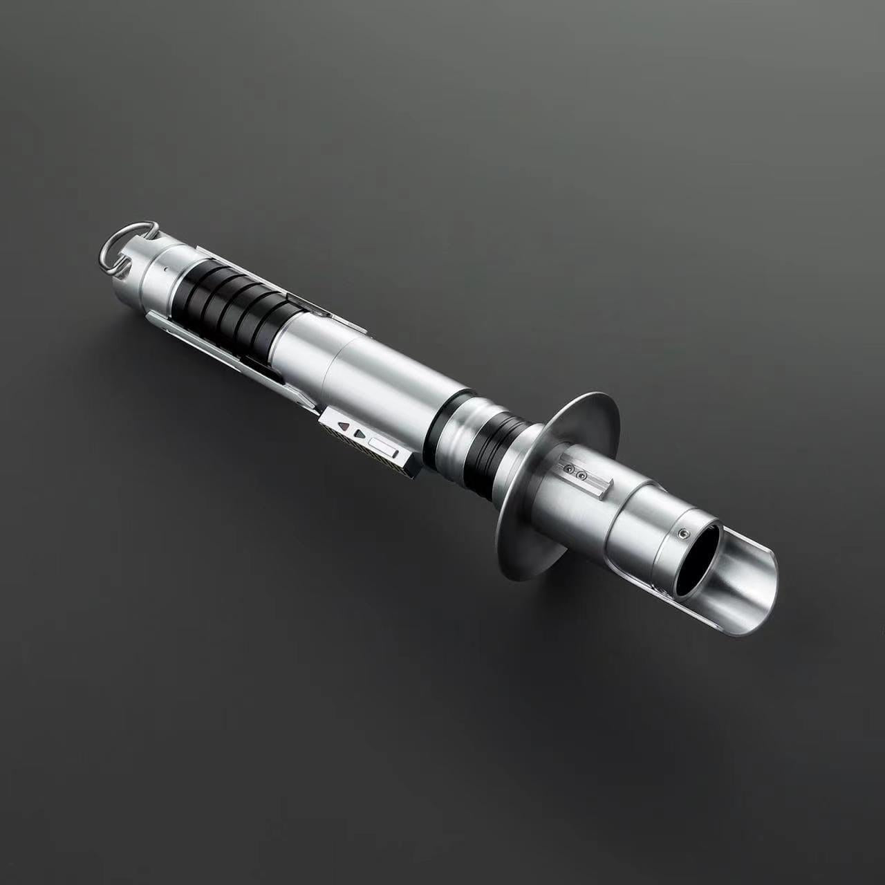 Reforged Lichtschwert in gebürstetem Aluminium mit dunklen Griffsegmenten und markantem Guard-Emitter
