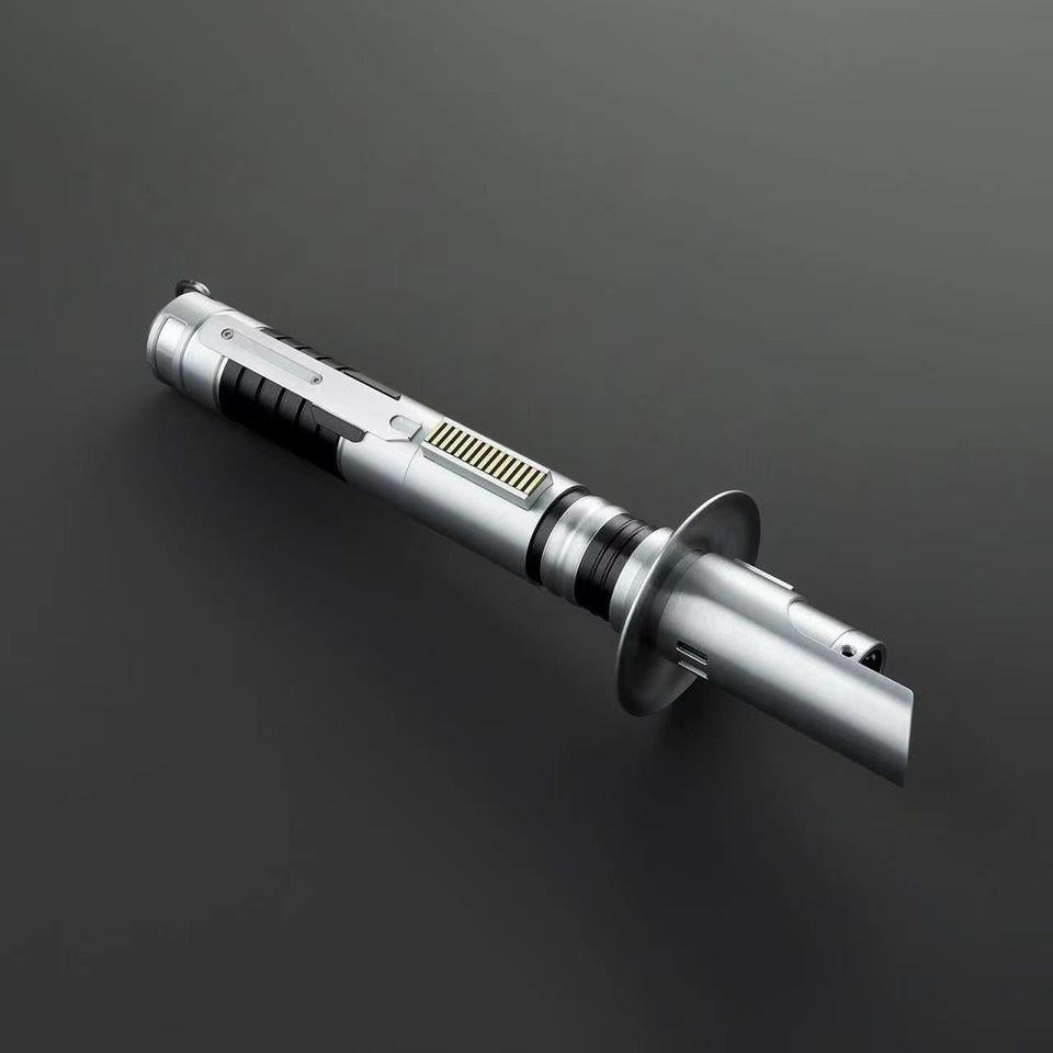 Reforged Lichtschwert – gebürstetes Aluminium-Hilt mit markantem Guard-Emitter und dunklen Griffsegmenten