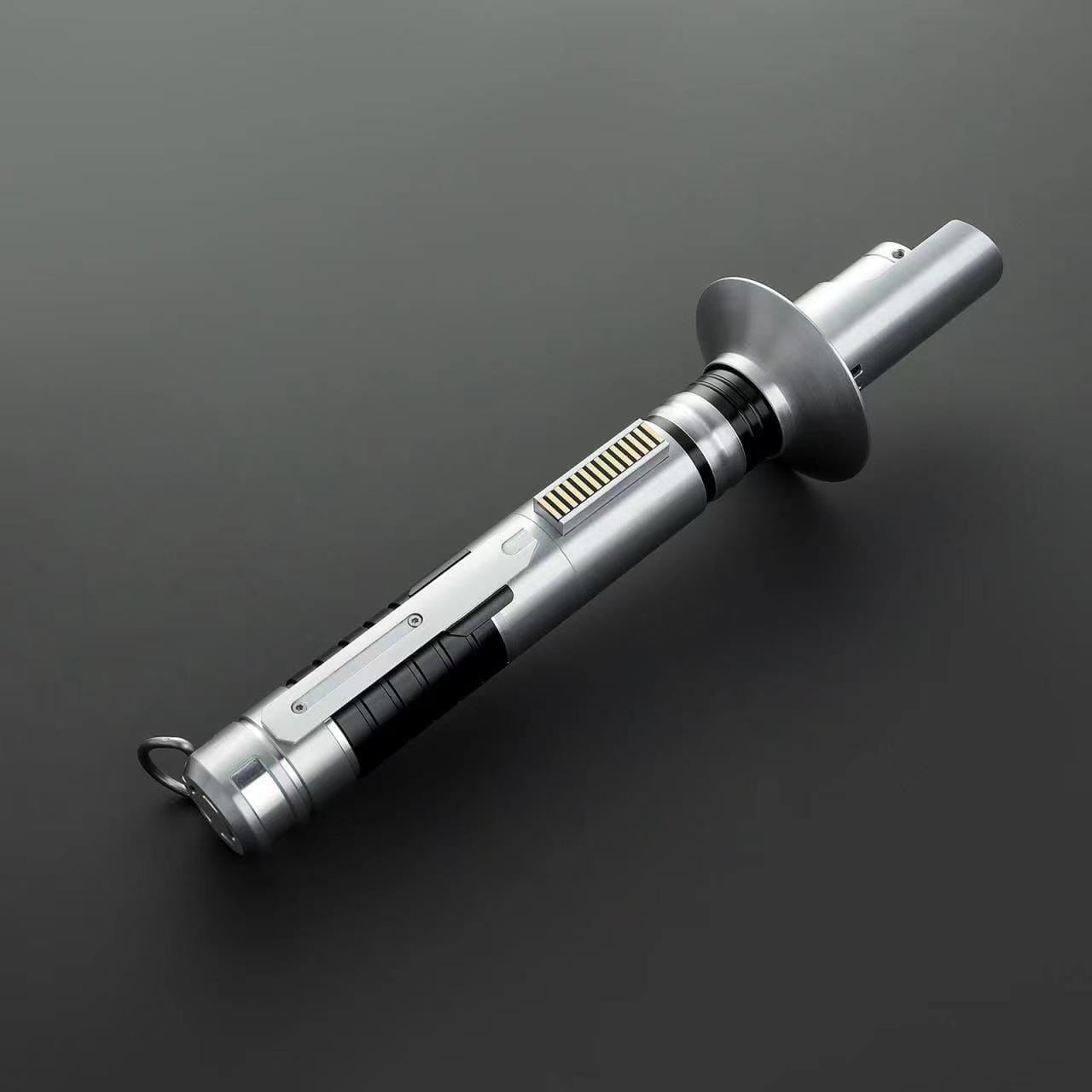 Reforged Lichtschwert aus gebürstetem Aluminium mit dunklen Griffsegmenten und markantem Guard-Emitter