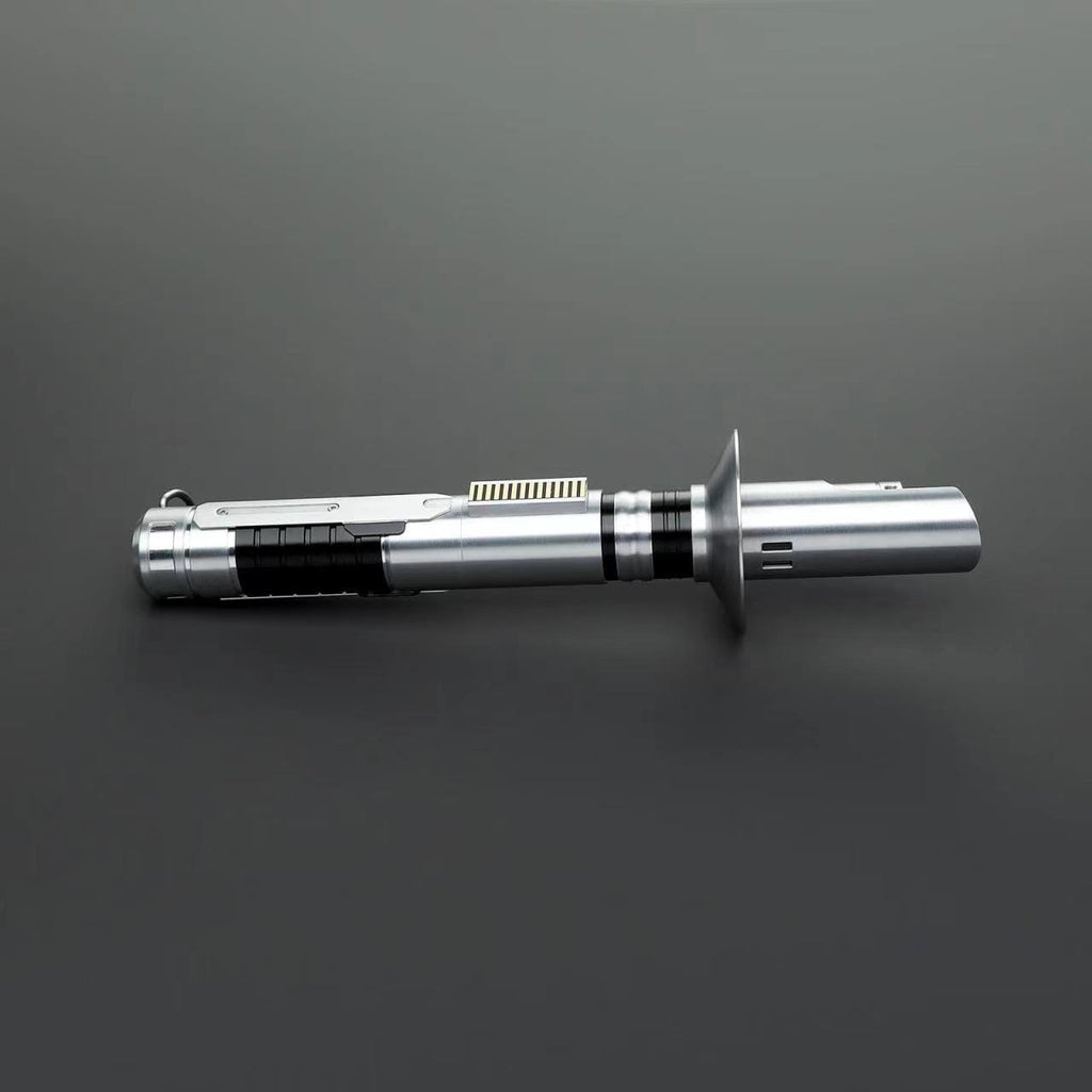 Reforged Lichtschwert in Silber – gebürsteter Aluminiumgriff mit markantem Guard-Emitter