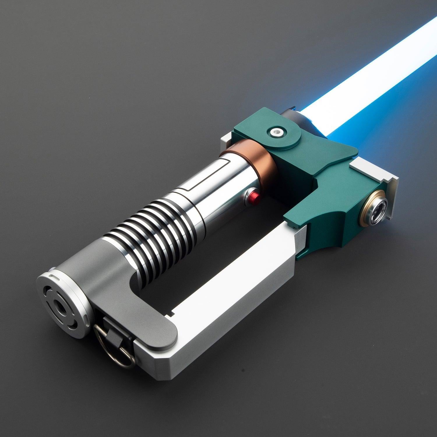 The Hybrid Lichtschwert mit blau leuchtender Klinge, grünem und silbernem Griff, Blaster-Feature