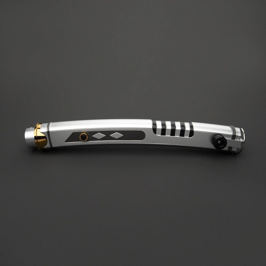 Fulcrum Haupthand Lichtschwert in Silber und Gold – elegantes Premium-Design mit schwarzen Akzenten