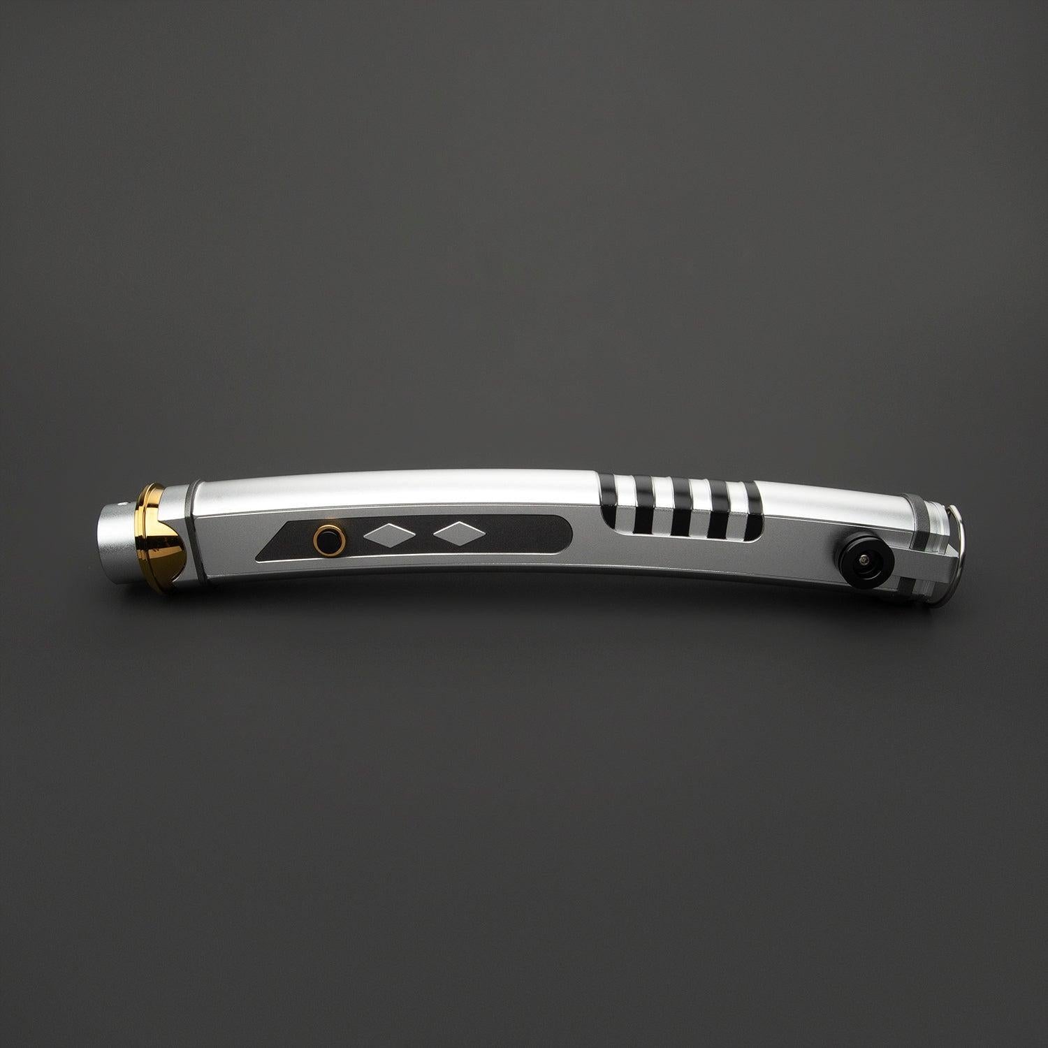 Fulcrum Haupthand Lichtschwert in Silber und Gold – elegantes Premium-Design mit schwarzen Akzenten