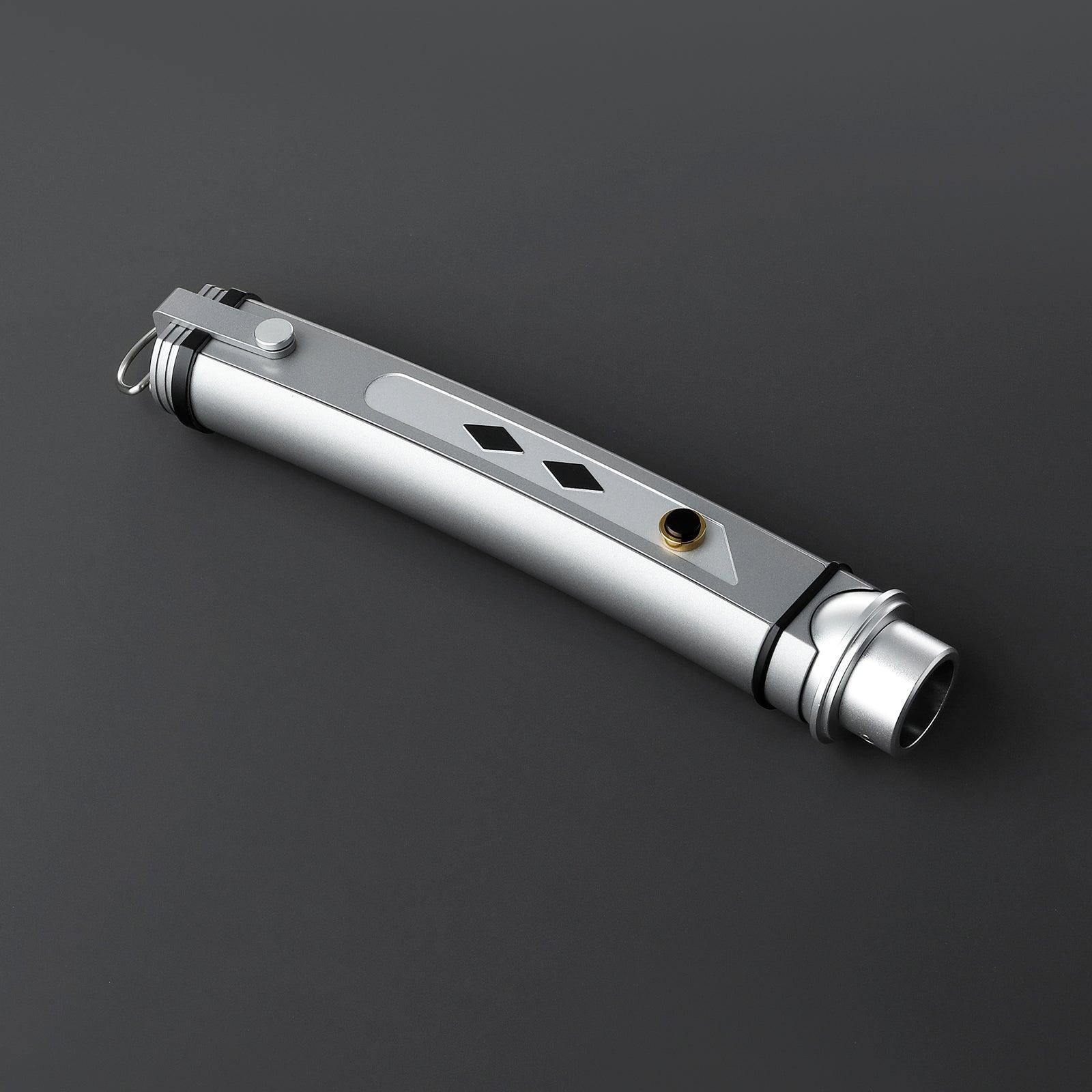 Fulcrum - Nebenhand Lichtschwert in Silber mit schwarzen Akzenten – schlankes, duellfähiges Design