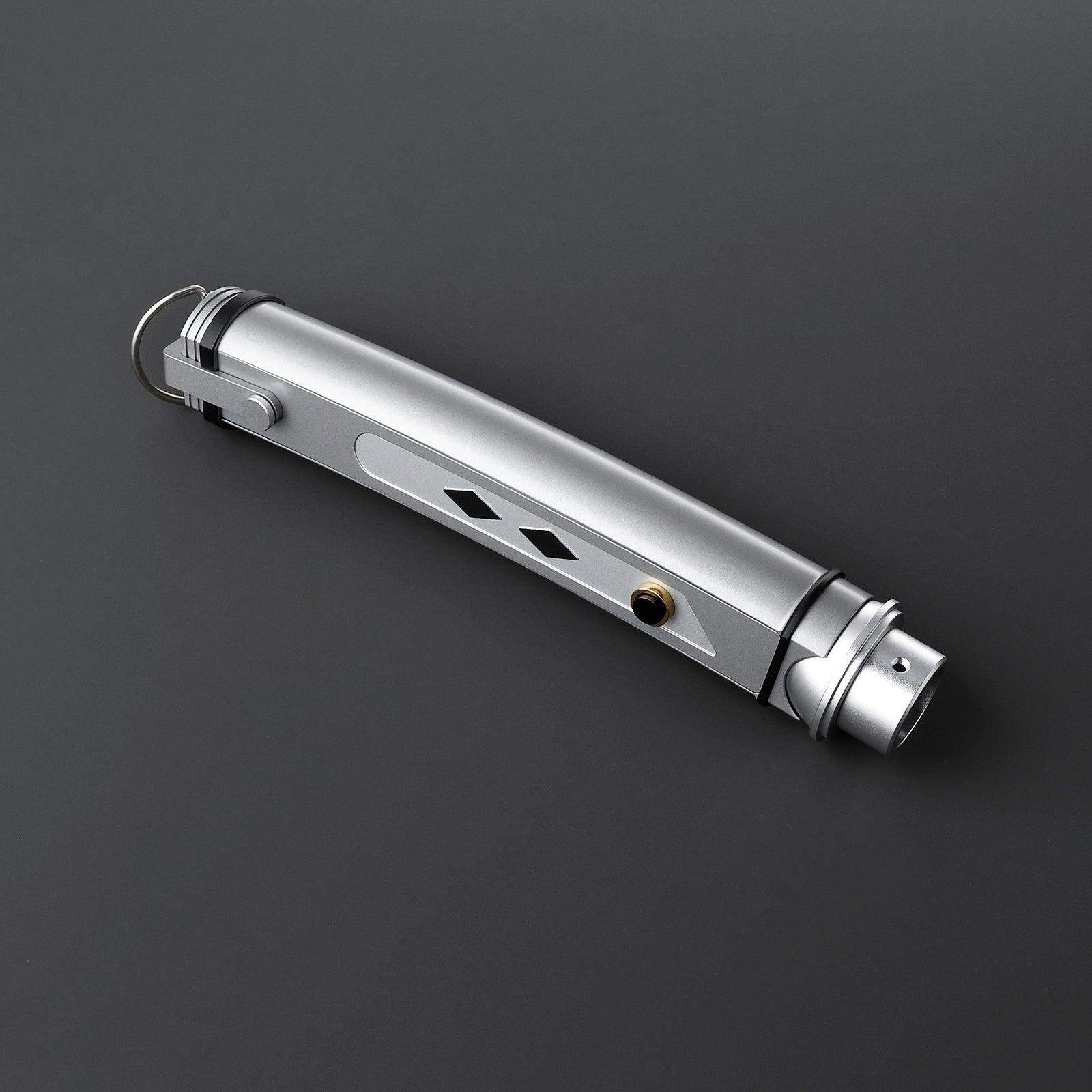 Fulcrum - Nebenhand Lichtschwert in Silber – schlankes, duellfähiges Design mit schwarzem Knopf