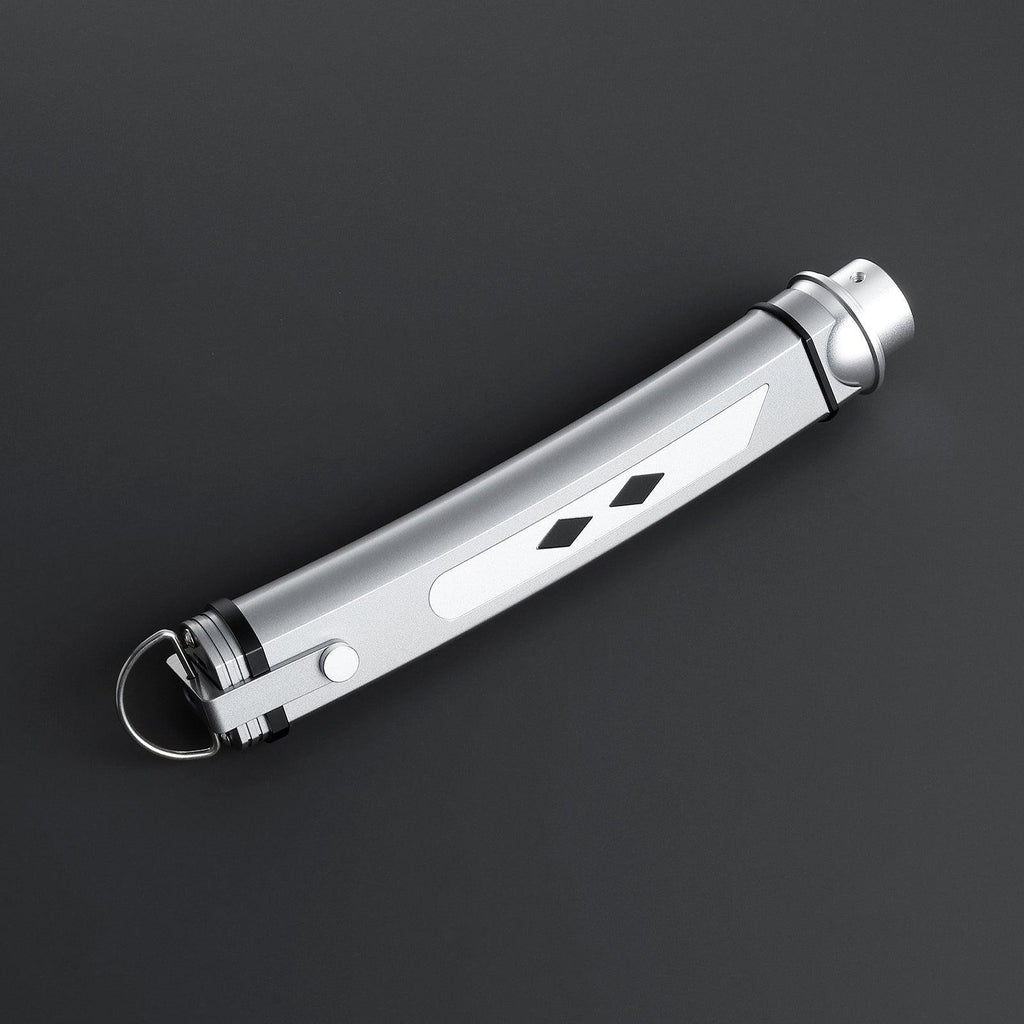 Fulcrum - Nebenhand Lichtschwert in Silber – schlankes, duellfähiges Premium-Design mit Schlüsselring