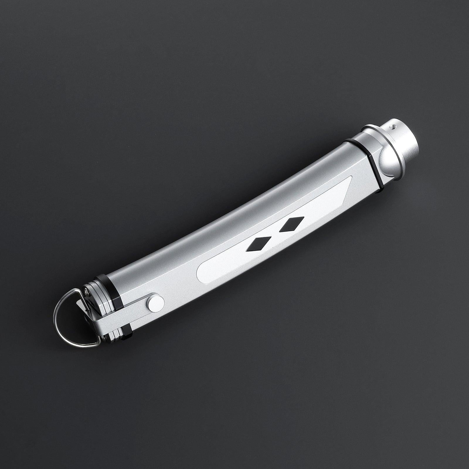 Fulcrum - Nebenhand Lichtschwert in Silber – schlankes, duellfähiges Premium-Design mit Schlüsselring