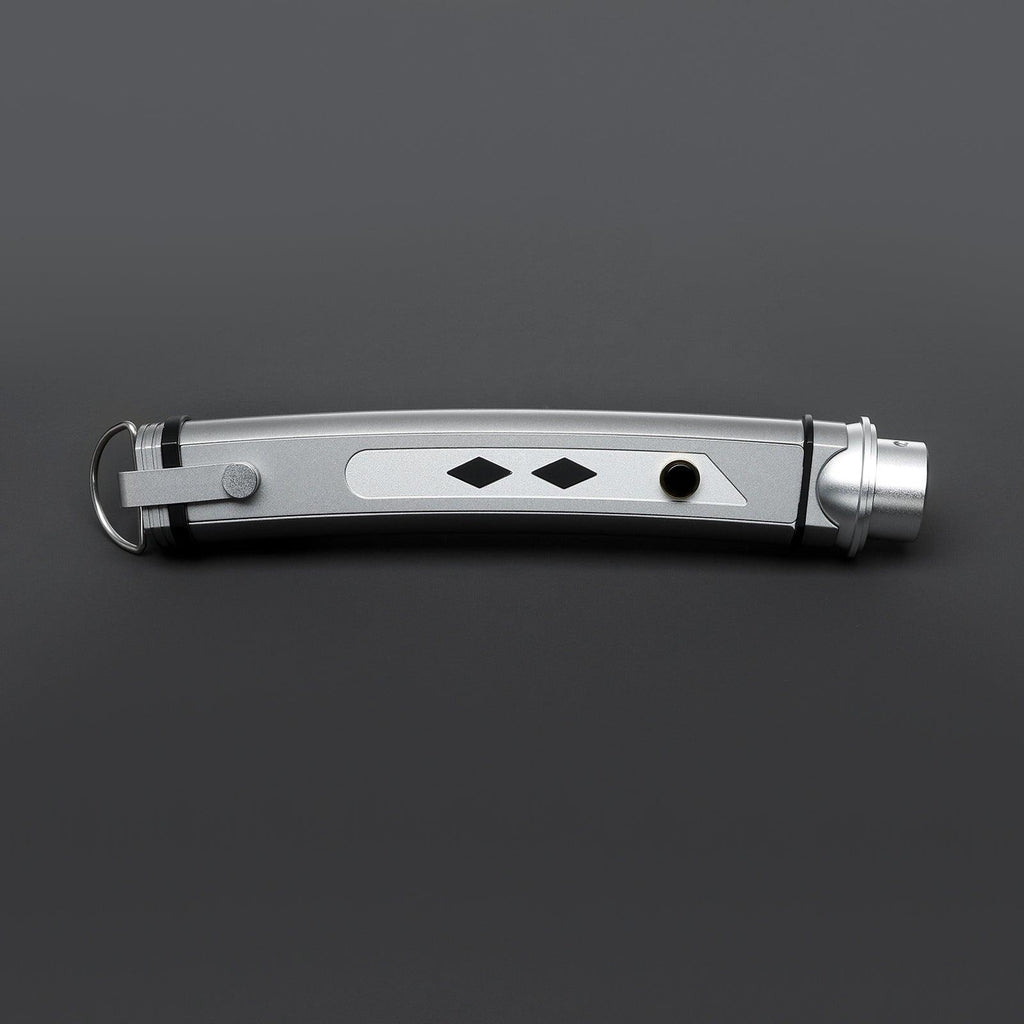 Fulcrum Nebenhand Lichtschwert in Silber – schlankes, duellfähiges Premium-Modell mit 7/8 Zoll Klinge