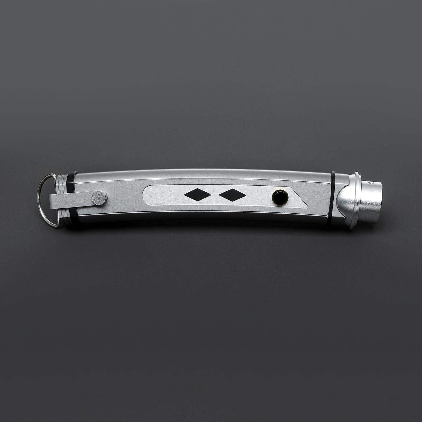 Fulcrum Nebenhand Lichtschwert in Silber – schlankes, duellfähiges Premium-Modell mit 7/8 Zoll Klinge