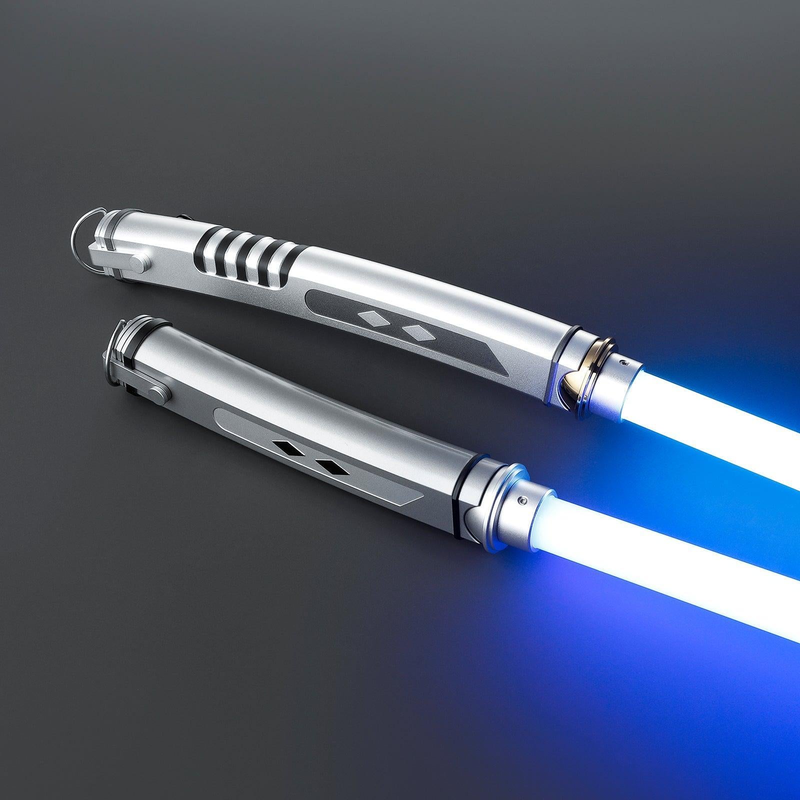 Zwei silberne Fulcrum Lichtschwerter mit leuchtenden blauen Klingen, detailreiche Griffe aus Metall