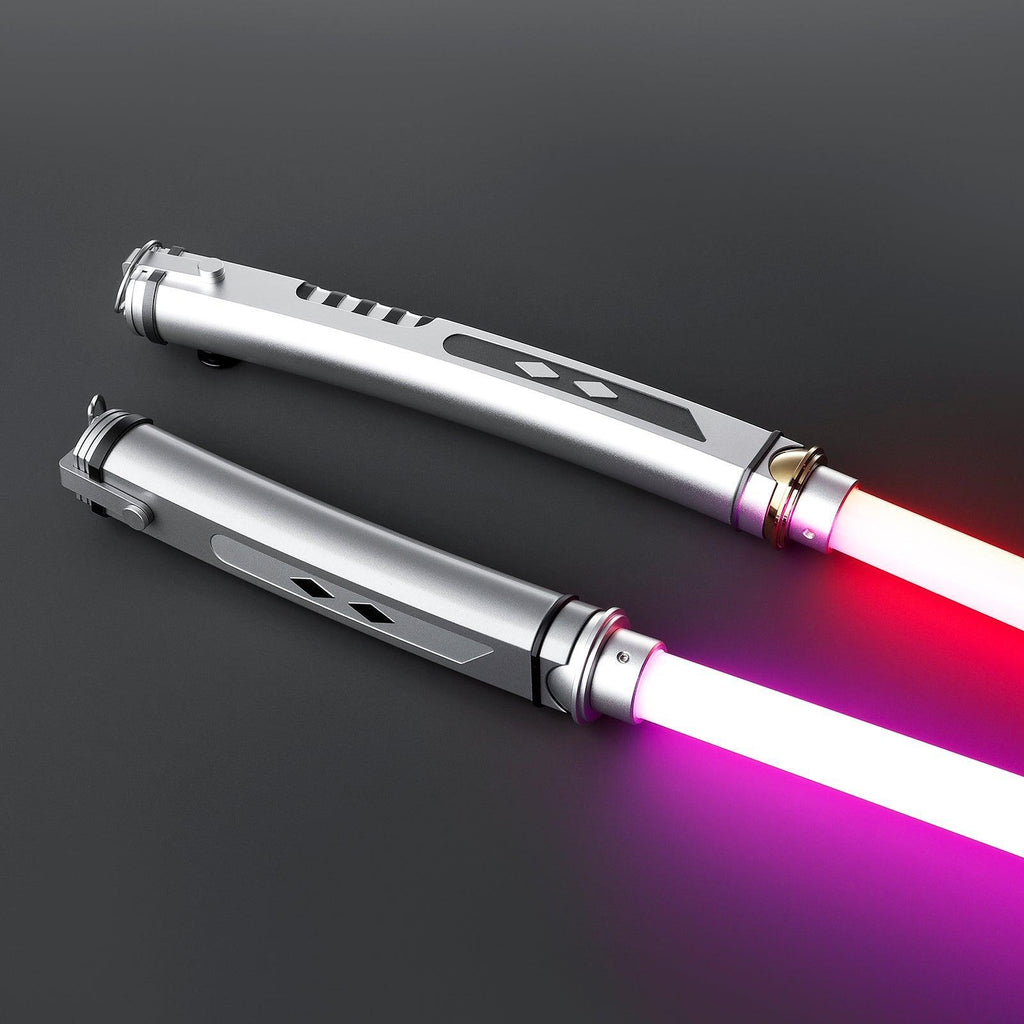 Zwei Fulcrum - Set Lichtschwerter mit silbernem Griff und leuchtenden Klingen in Rot und Lila