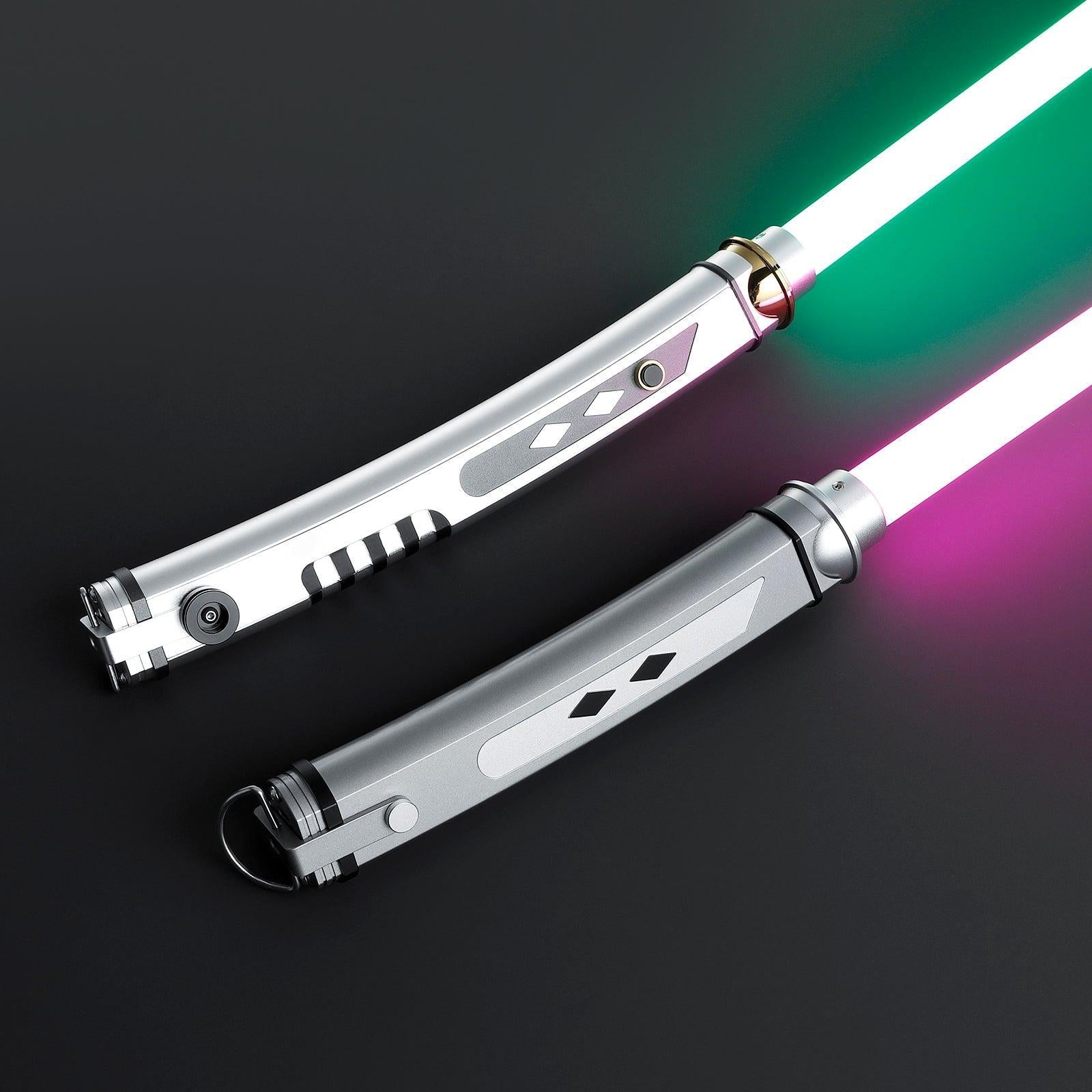 Fulcrum Set Lichtschwerter in Silber – zwei duellfähige Premium-Modelle mit leuchtenden Klingen