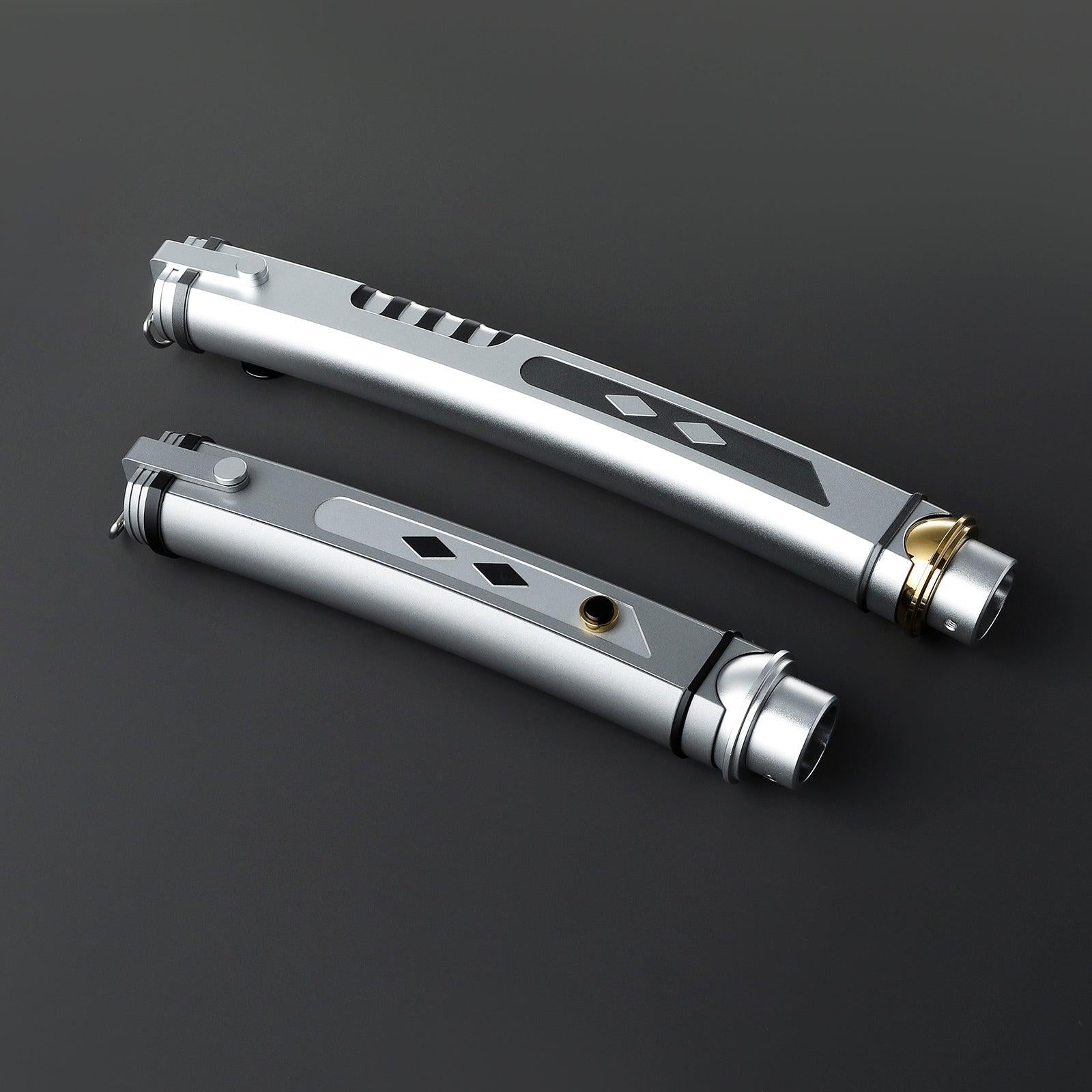 Fulcrum Set – zwei silberne Premium-Lichtschwerter mit schwarzen Akzenten und goldenen Details