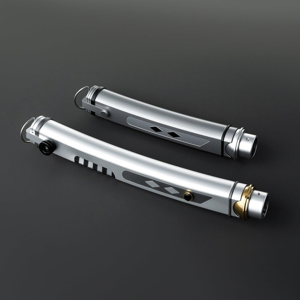 Zwei silberne Fulcrum Lichtschwerter mit schwarzen Akzenten und goldener Manschette, Premium-Design